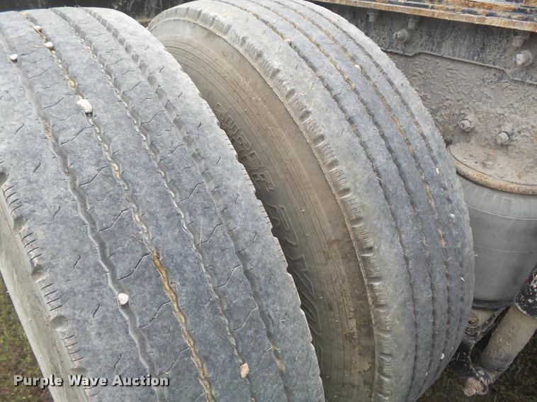 image for item K7525 2005 Mack CH613 semi truck