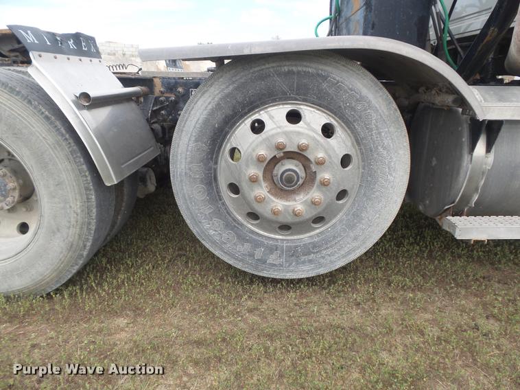 image for item K7525 2005 Mack CH613 semi truck