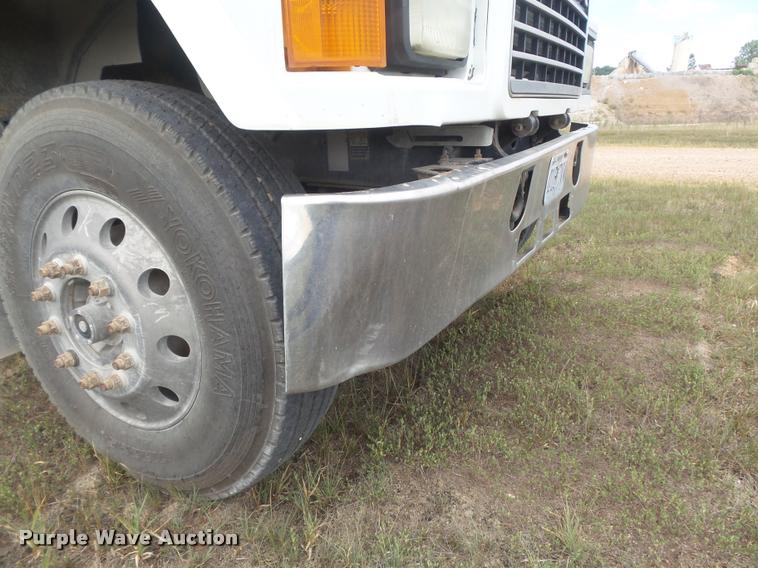 image for item K7525 2005 Mack CH613 semi truck