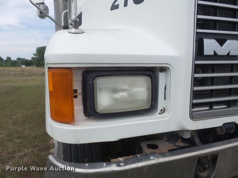 image for item K7525 2005 Mack CH613 semi truck