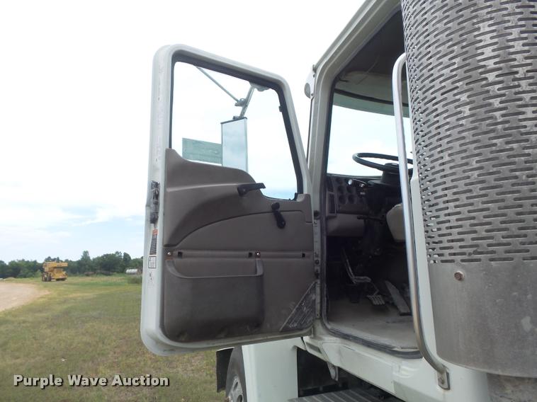 image for item K7525 2005 Mack CH613 semi truck