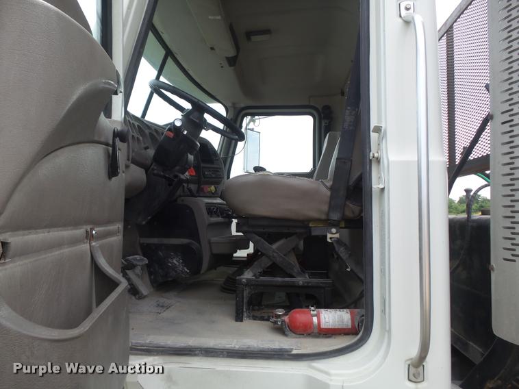 image for item K7525 2005 Mack CH613 semi truck