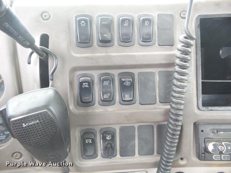 image for item K7525 2005 Mack CH613 semi truck