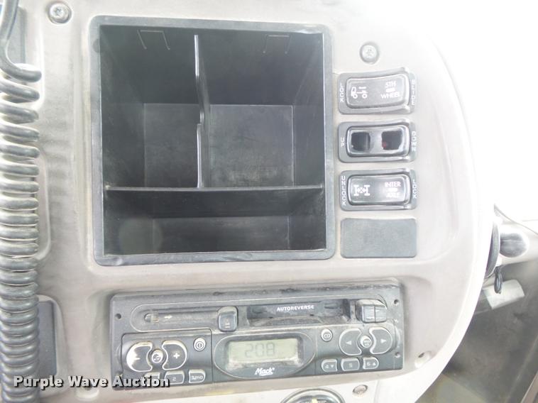 image for item K7525 2005 Mack CH613 semi truck