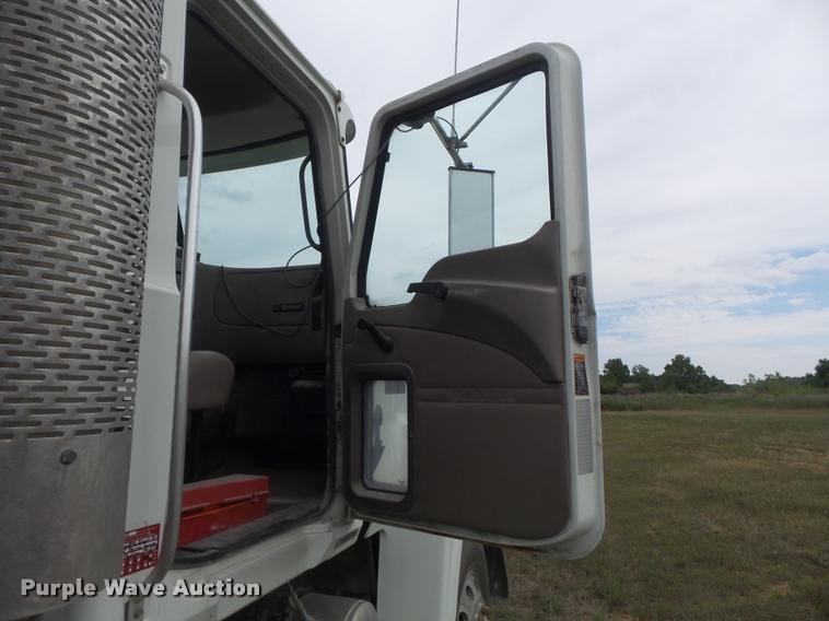 image for item K7525 2005 Mack CH613 semi truck