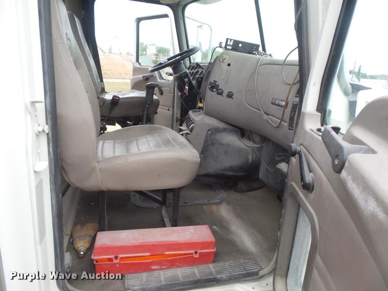 image for item K7525 2005 Mack CH613 semi truck