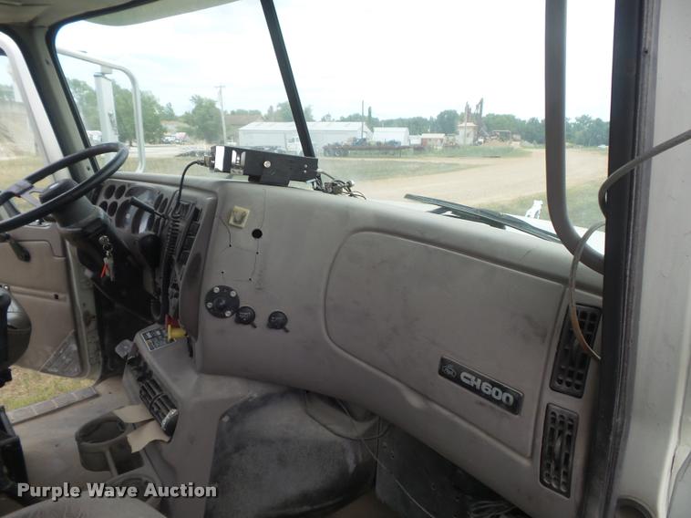 image for item K7525 2005 Mack CH613 semi truck