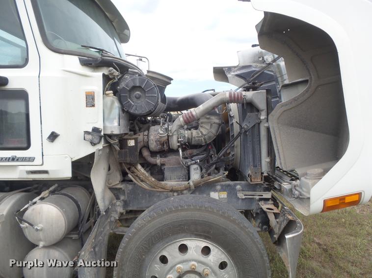 image for item K7525 2005 Mack CH613 semi truck