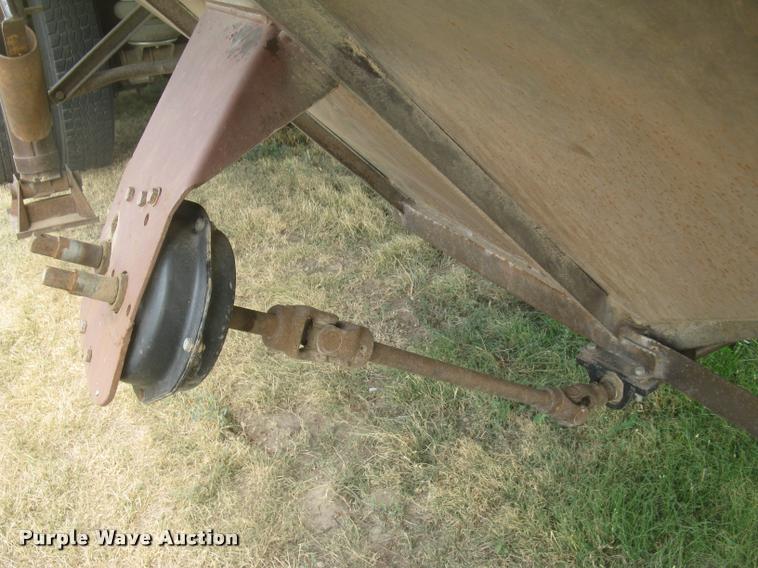 image for item L2303 1981 Merritt GS-420-10 double hopper grain trailer