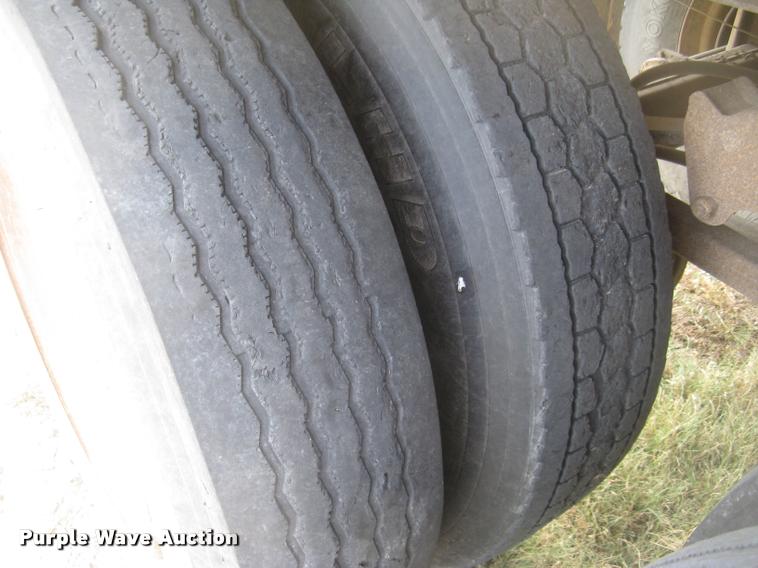 image for item L2303 1981 Merritt GS-420-10 double hopper grain trailer