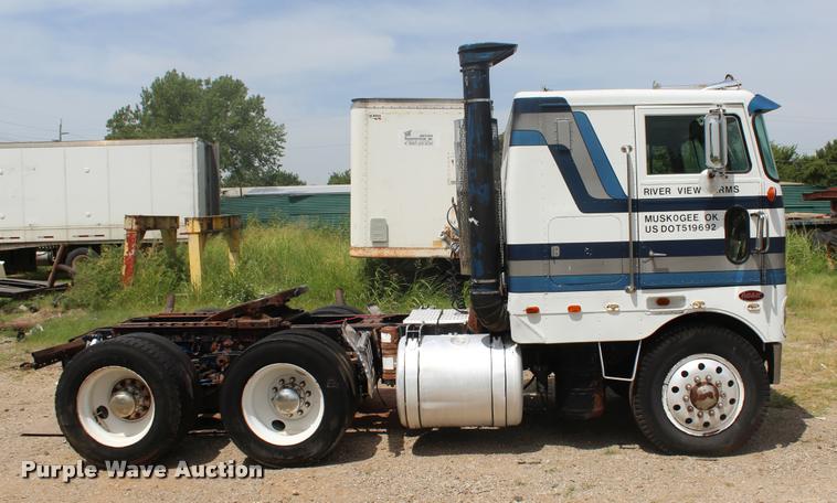 image for item L3204 1979 Peterbilt semi truck