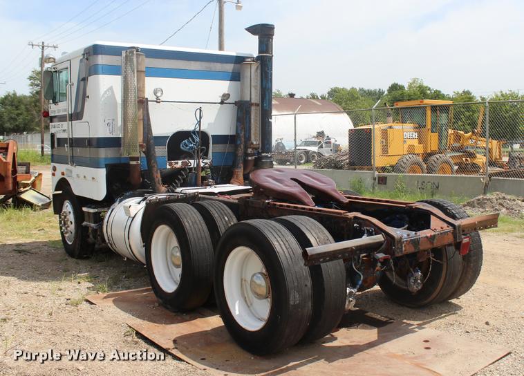 image for item L3204 1979 Peterbilt semi truck