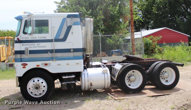 image for item L3204 1979 Peterbilt semi truck