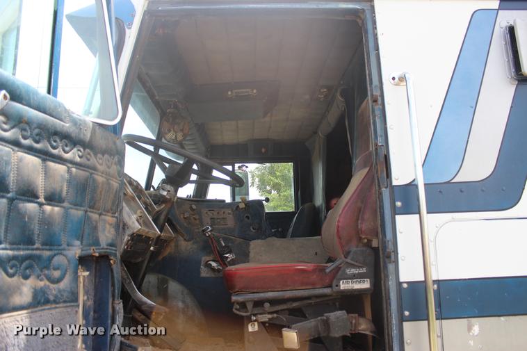 image for item L3204 1979 Peterbilt semi truck