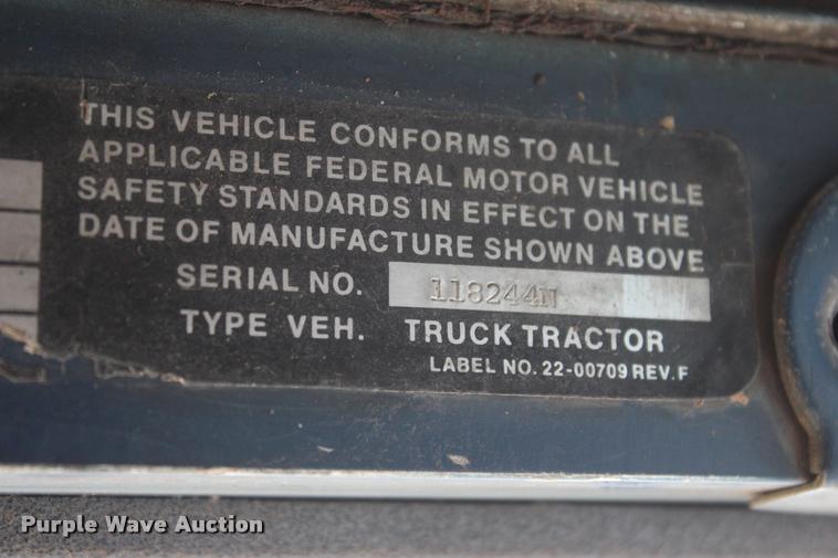 image for item L3204 1979 Peterbilt semi truck