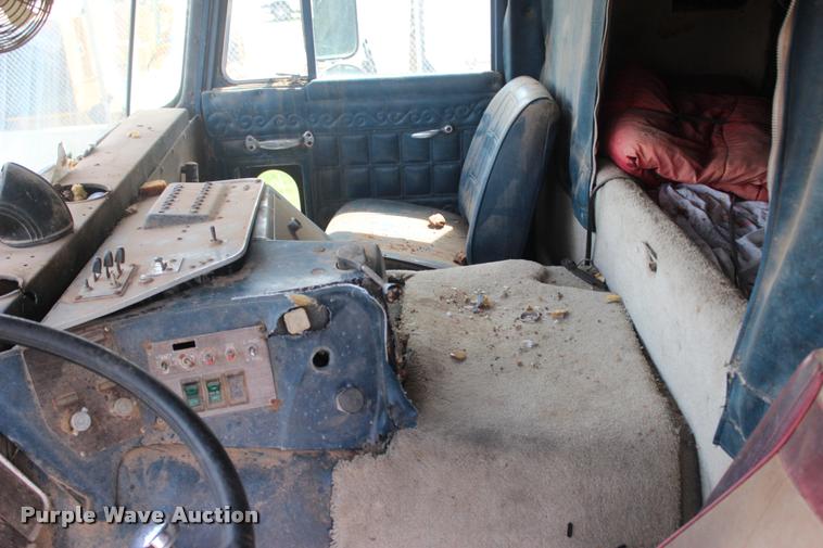 image for item L3204 1979 Peterbilt semi truck