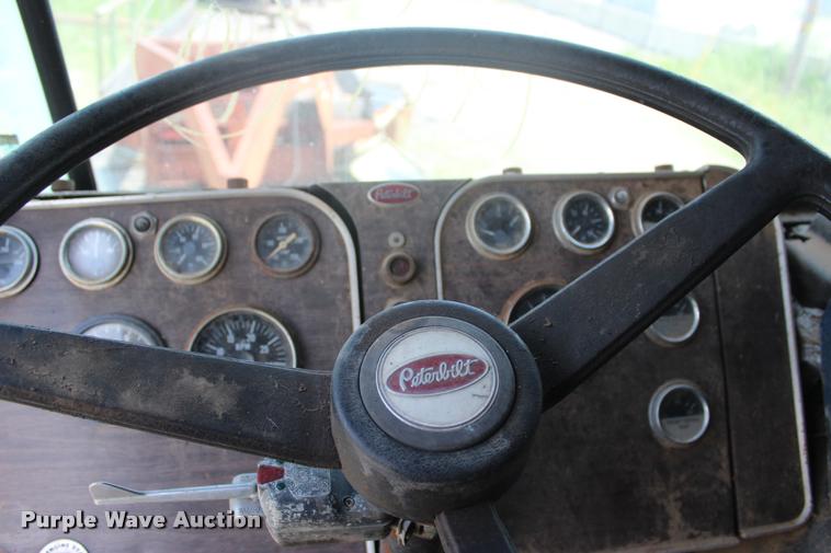 image for item L3204 1979 Peterbilt semi truck