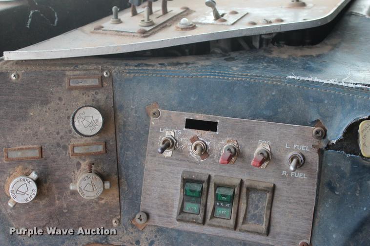 image for item L3204 1979 Peterbilt semi truck