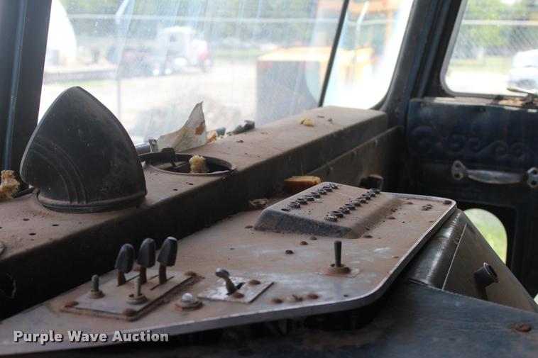 image for item L3204 1979 Peterbilt semi truck