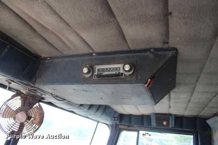 image for item L3204 1979 Peterbilt semi truck