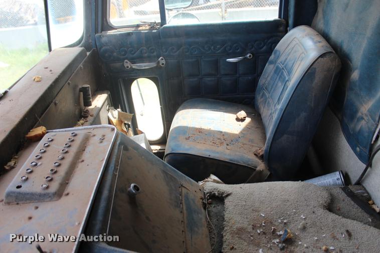 image for item L3204 1979 Peterbilt semi truck