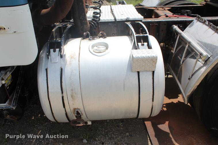 image for item L3204 1979 Peterbilt semi truck