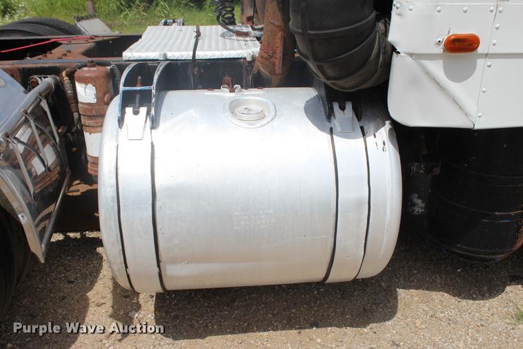 image for item L3204 1979 Peterbilt semi truck