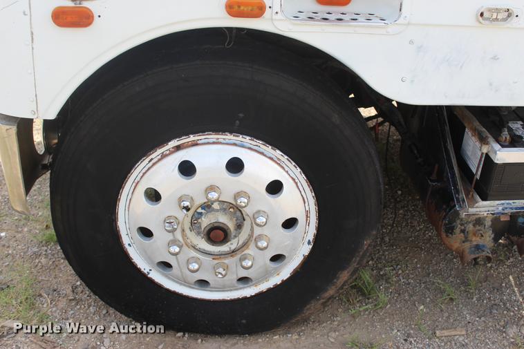 image for item L3204 1979 Peterbilt semi truck