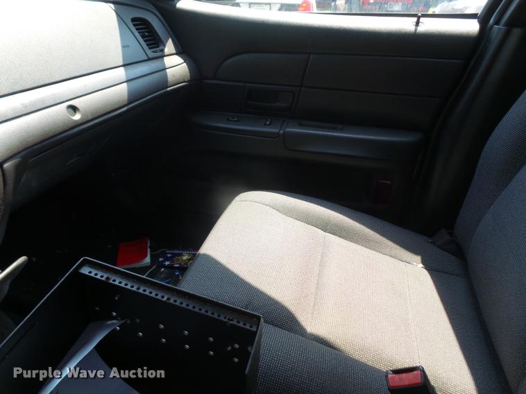image for item DA1676 2005 Ford Crown Victoria Police Interceptor