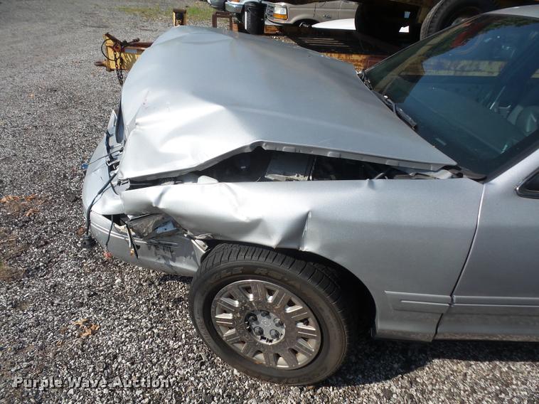 image for item DA1678 2005 Ford Crown Victoria Police Interceptor