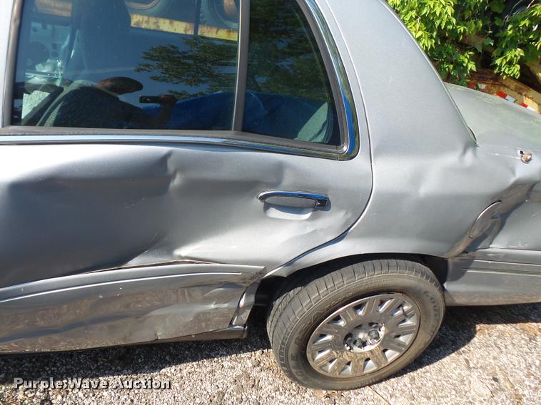 image for item DA1678 2005 Ford Crown Victoria Police Interceptor