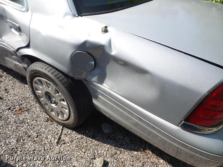 image for item DA1678 2005 Ford Crown Victoria Police Interceptor