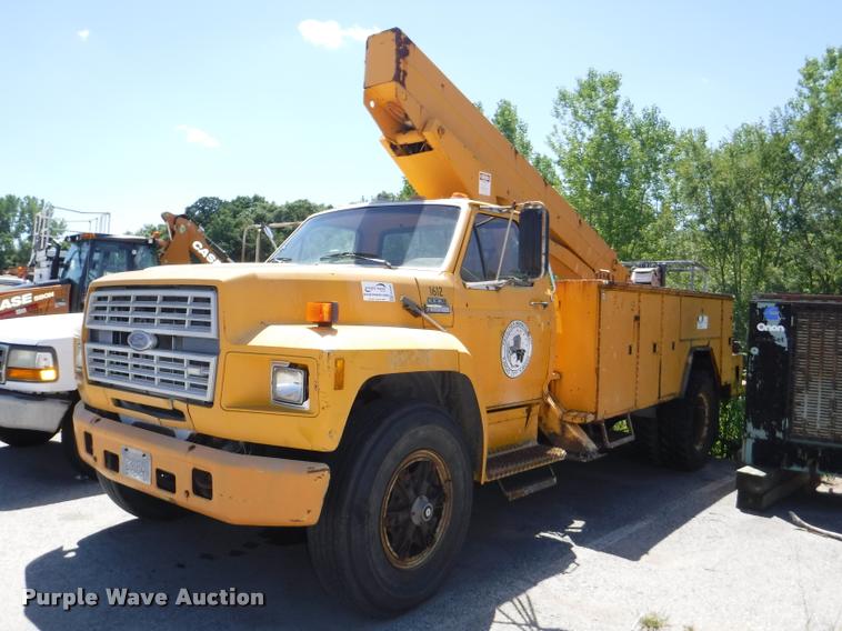 image for item DA1699 1985 Ford F700 bucket truck