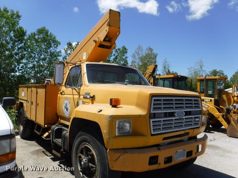image for item DA1699 1985 Ford F700 bucket truck