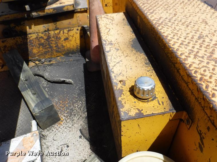 image for item DA1699 1985 Ford F700 bucket truck