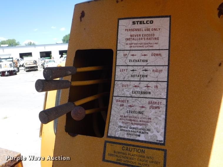 image for item DA1699 1985 Ford F700 bucket truck