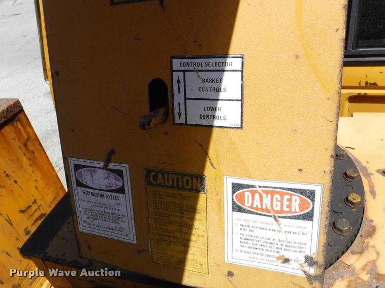 image for item DA1699 1985 Ford F700 bucket truck