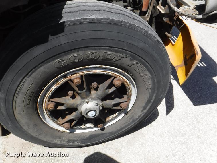 image for item DA1699 1985 Ford F700 bucket truck