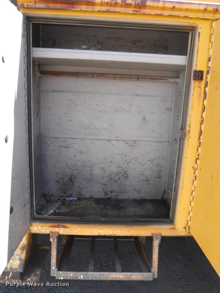 image for item DA1699 1985 Ford F700 bucket truck