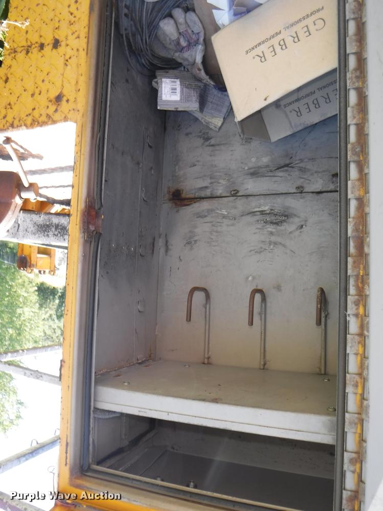 image for item DA1699 1985 Ford F700 bucket truck