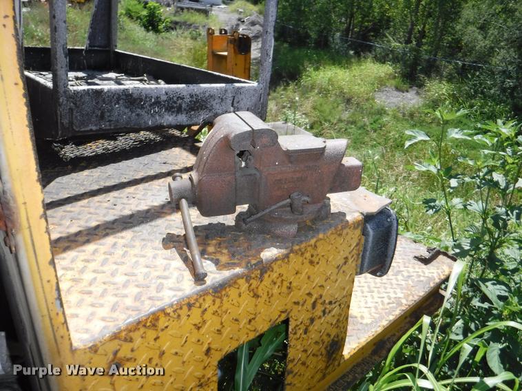 image for item DA1699 1985 Ford F700 bucket truck
