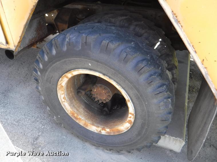 image for item DA1699 1985 Ford F700 bucket truck