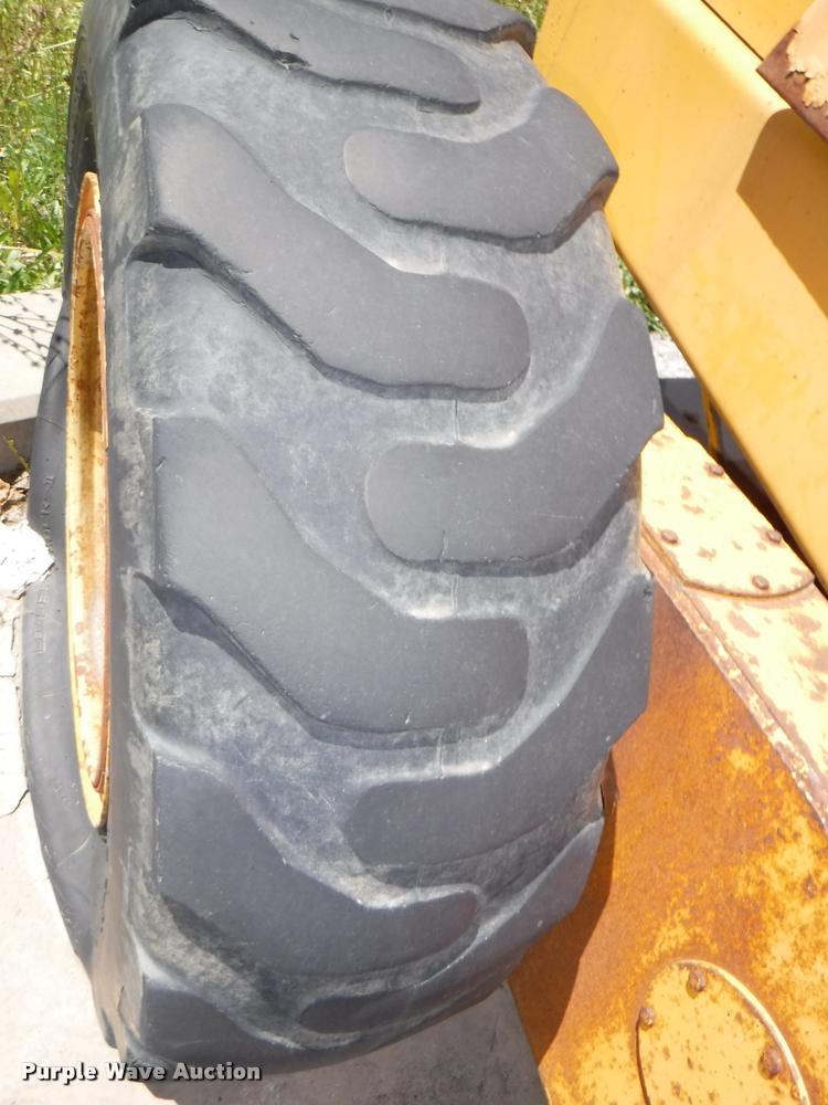 image for item DA1746 1987 John Deere 570B motor grader