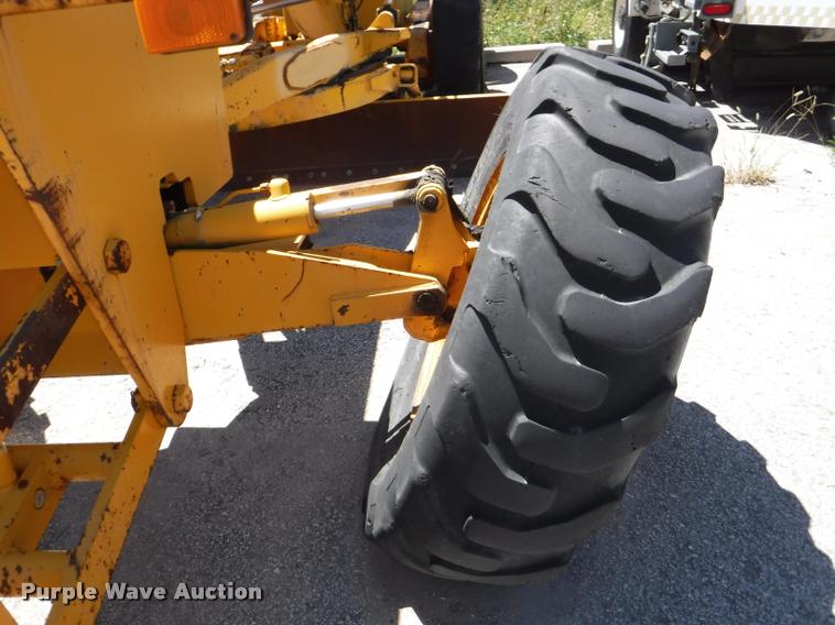 image for item DA1746 1987 John Deere 570B motor grader