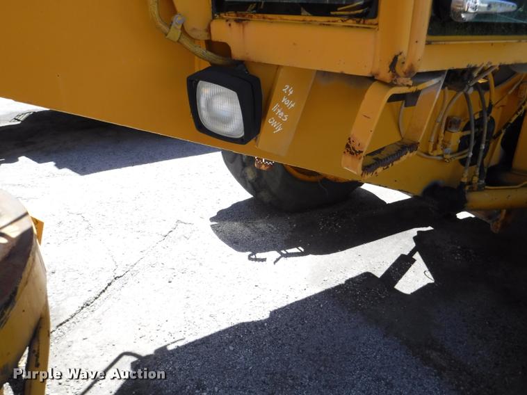 image for item DA1746 1987 John Deere 570B motor grader