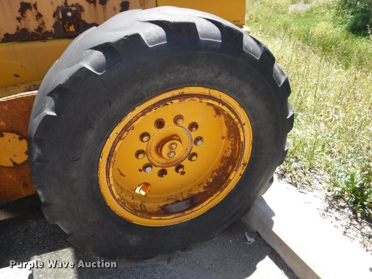 image for item DA1746 1987 John Deere 570B motor grader