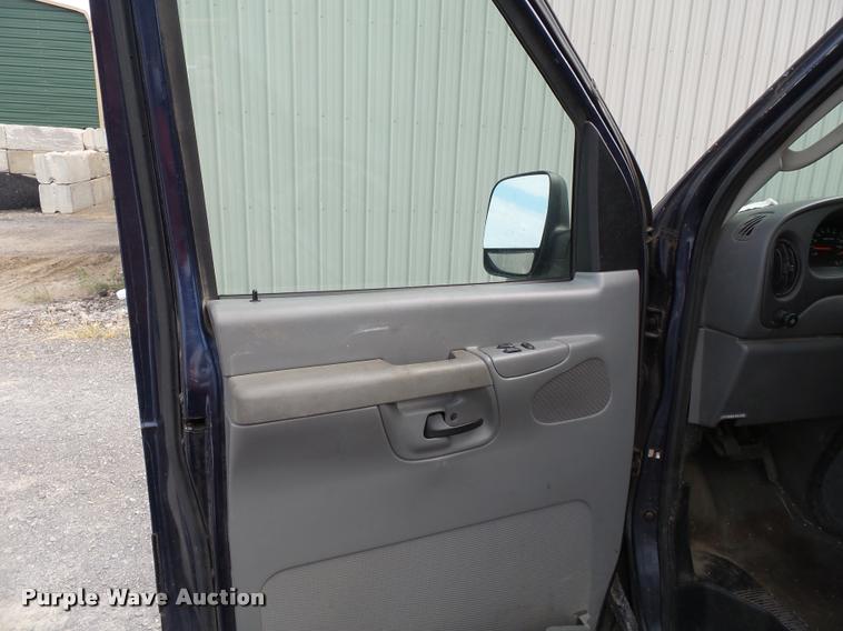 image for item DA2349 2004 Ford E150 van
