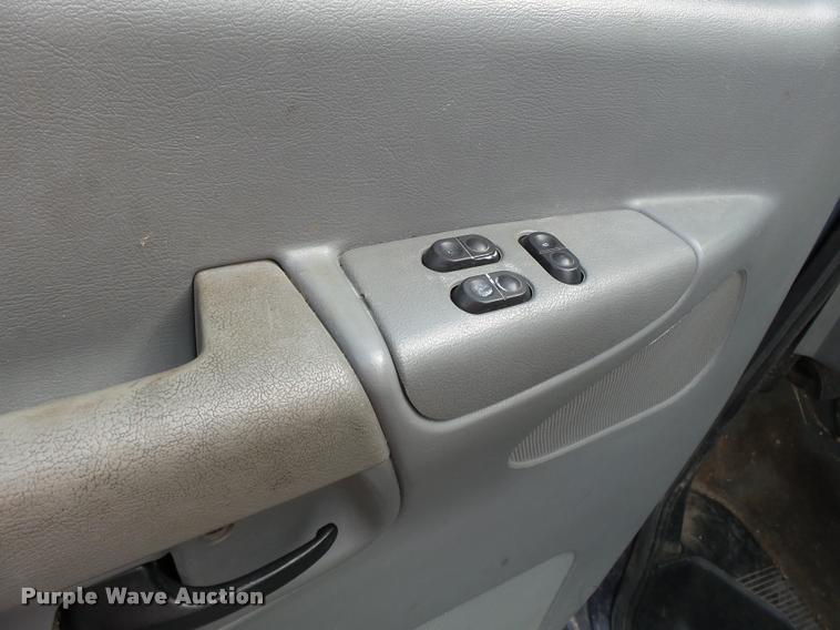 image for item DA2349 2004 Ford E150 van