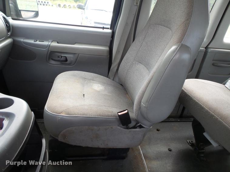 image for item DA2349 2004 Ford E150 van