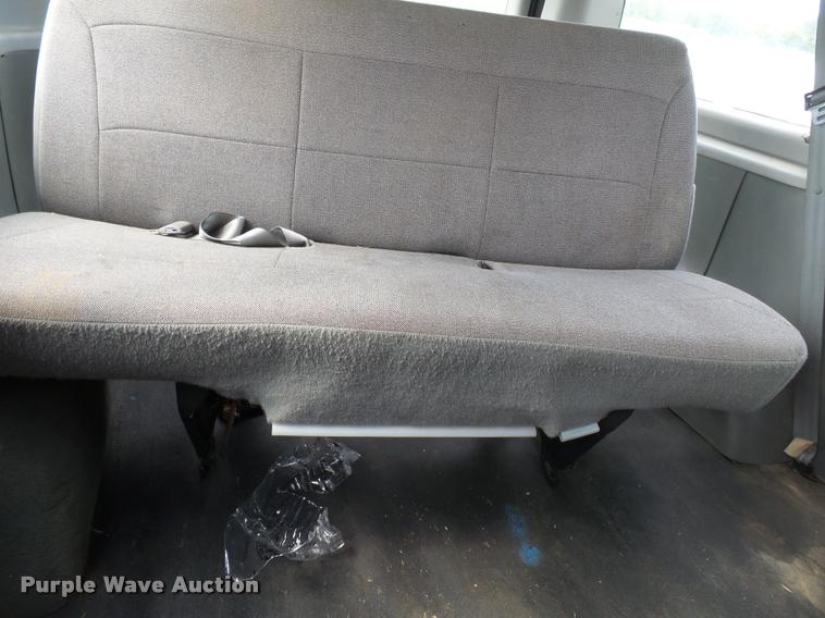 image for item DA2349 2004 Ford E150 van